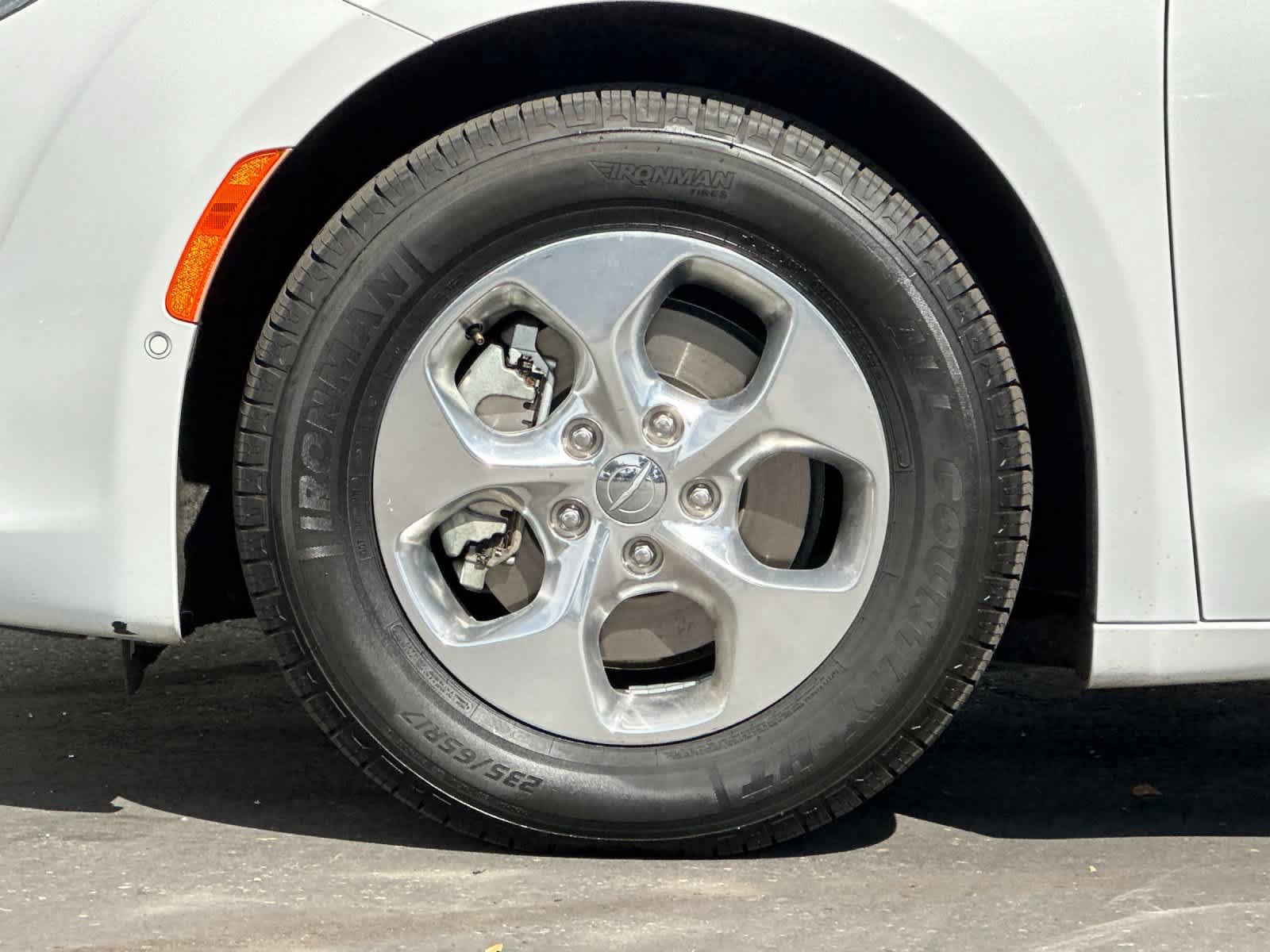 Used 2018 Chrysler Pacifica Limited w/ Advanced Safetytec Group FWD image 29