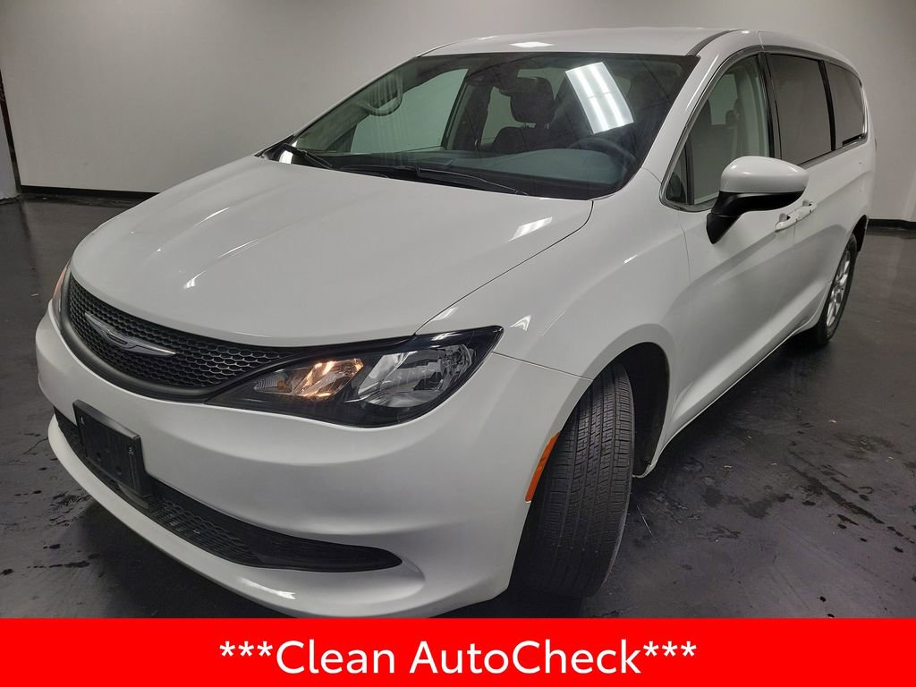 Used 2023 Chrysler Voyager LX image 4