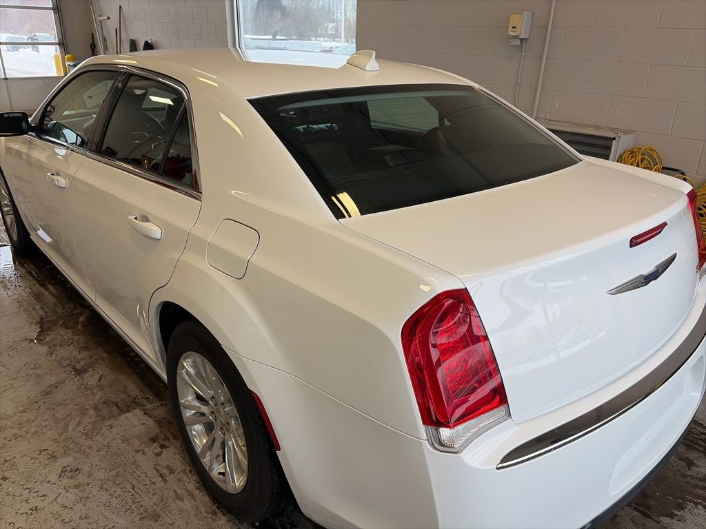 Used 2020 Chrysler 300 Touring L w/ Quick Order Package 2EF image 7