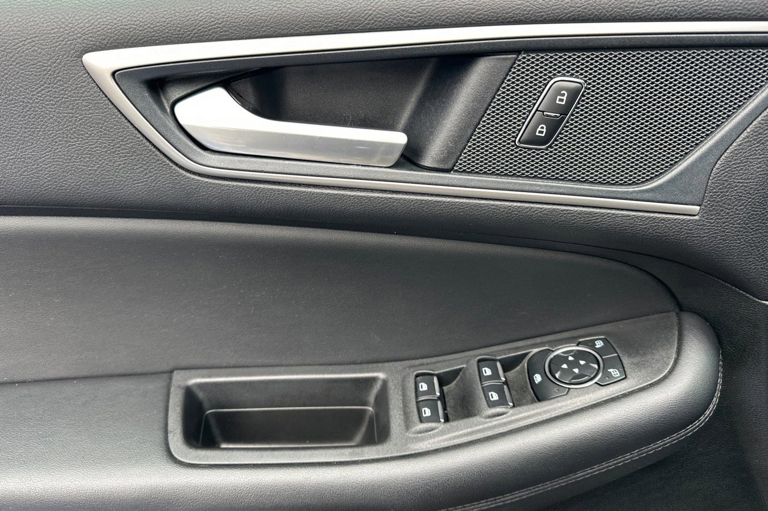 Used 2024 Ford Edge SEL image 11