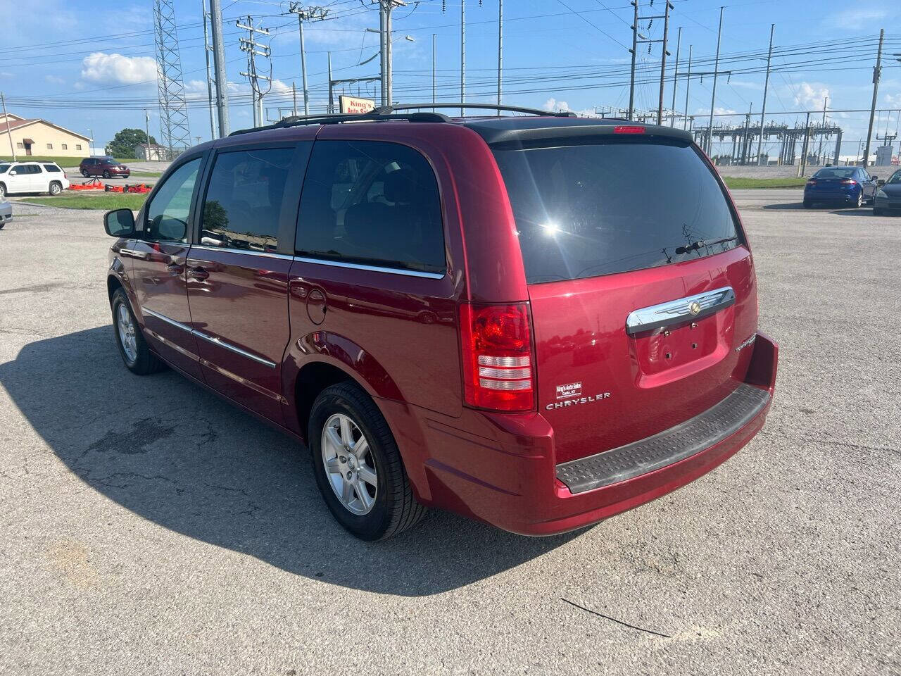 Used 2010 Chrysler Town & Country Touring image 7