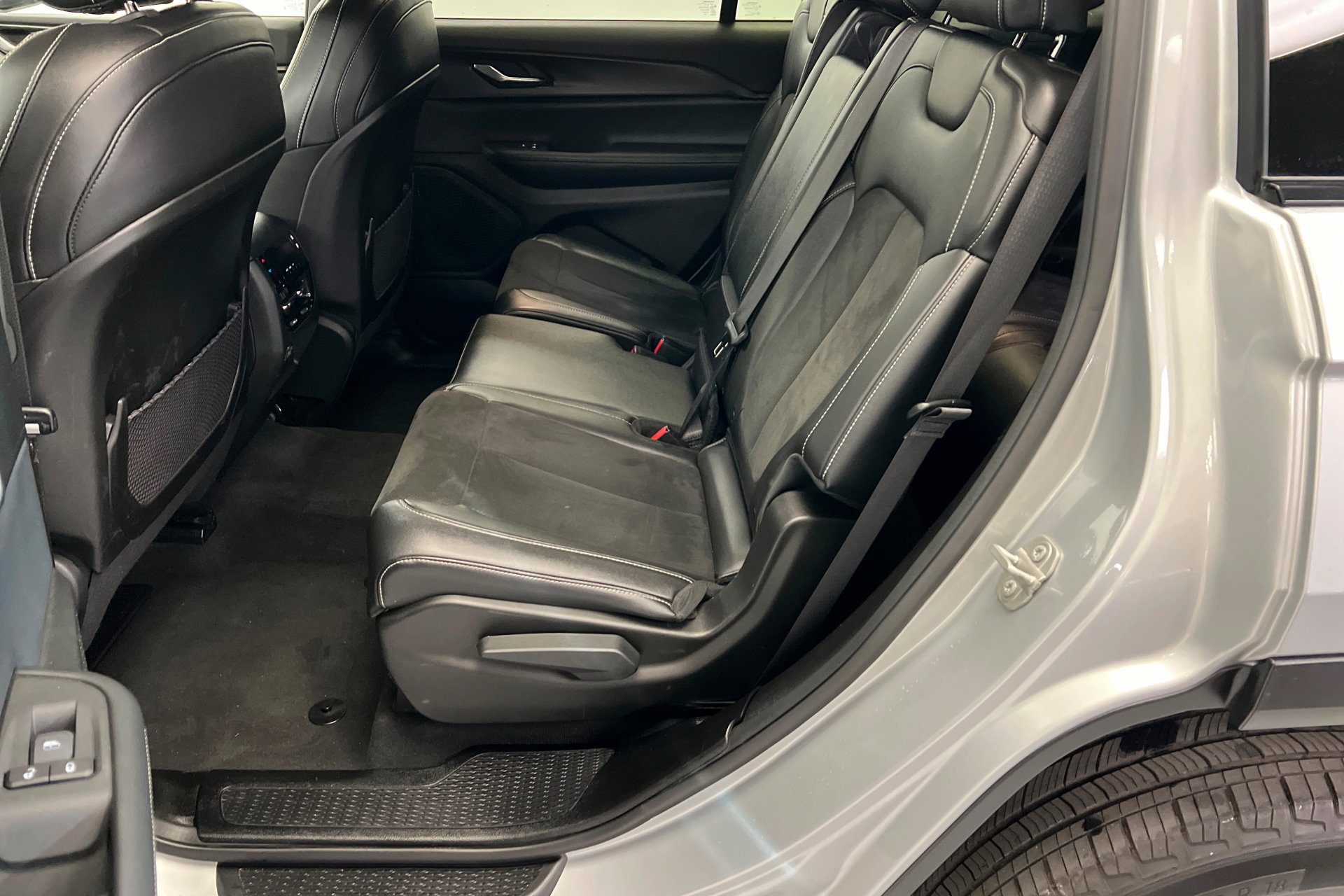 Used 2024 Jeep Grand Cherokee L Laredo image 22