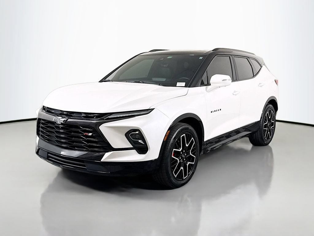 Used 2024 Chevrolet Blazer RS w/ Driver Confidence II Package FWD image 3