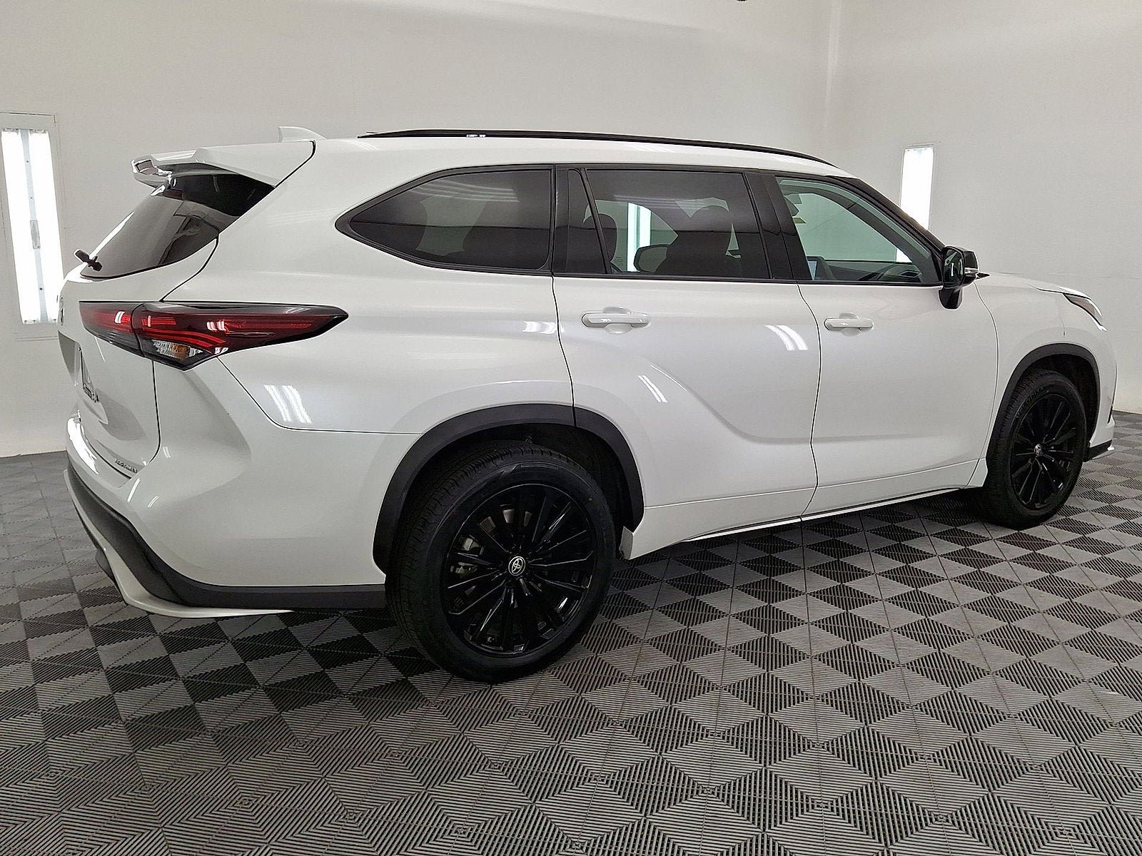 Used 2024 Toyota Highlander XSE AWD/4WD image 18
