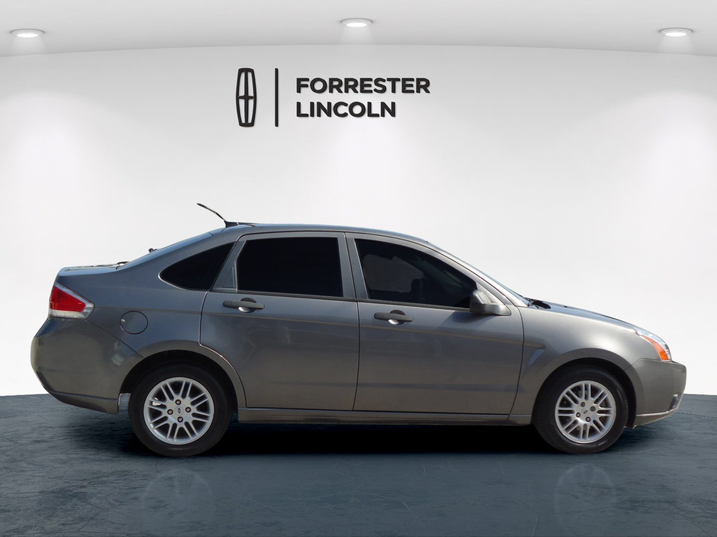 Used 2010 Ford Focus SE FWD image 2
