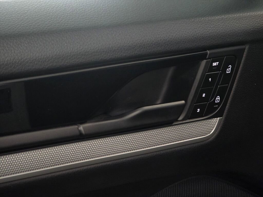 Used 2024 Porsche Cayenne image 36