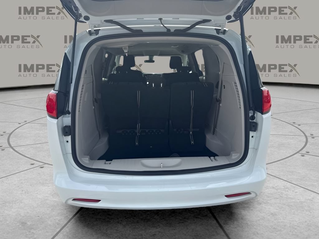 Used 2022 Chrysler Voyager LX FWD image 16
