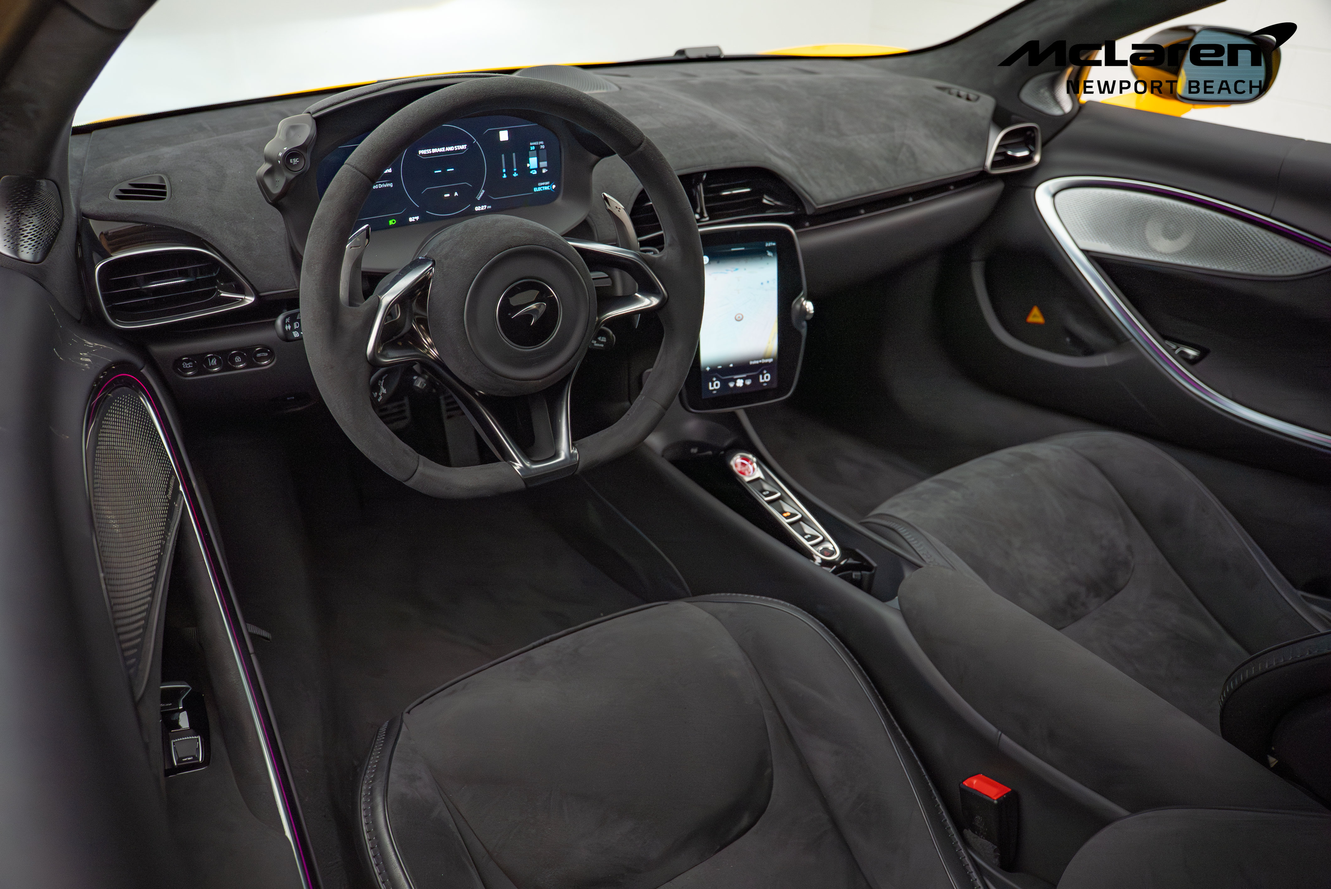 Used 2024 McLaren Artura RWD image 8