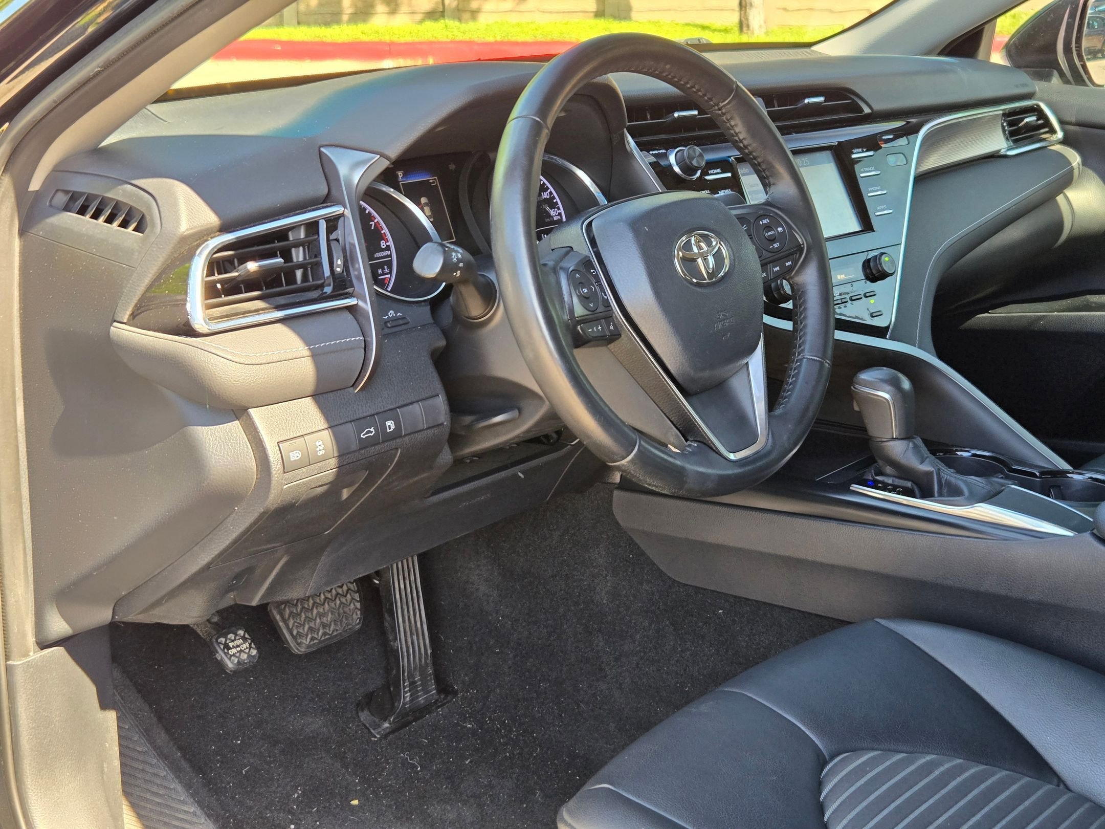 Used 2018 Toyota Camry SE w/ Moonroof Package FWD image 12