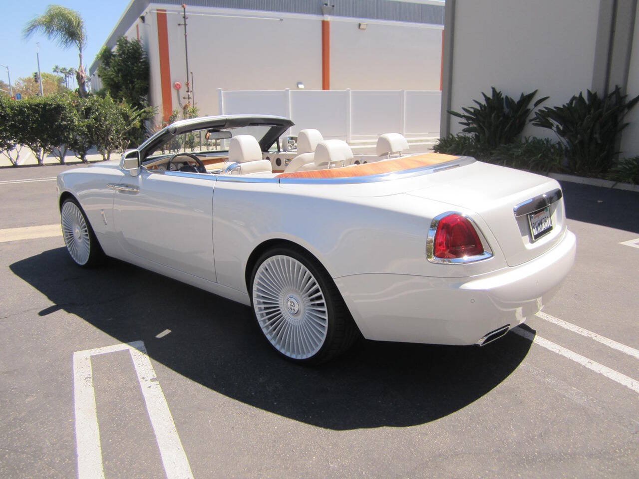 Used 2016 Rolls-Royce Dawn RWD image 22