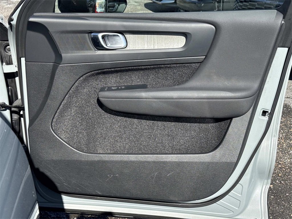 Used 2024 Volvo XC40 B5 Plus image 28