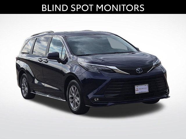 Used 2025 Toyota Sienna XLE FWD image 3