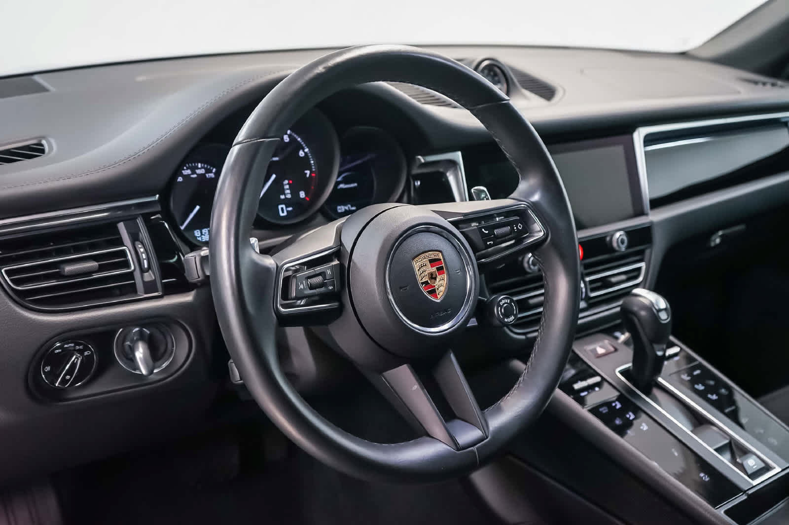 Certified 2025 Porsche Macan AWD/4WD image 4