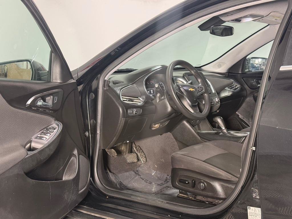 Used 2017 Chevrolet Malibu LT FWD image 10