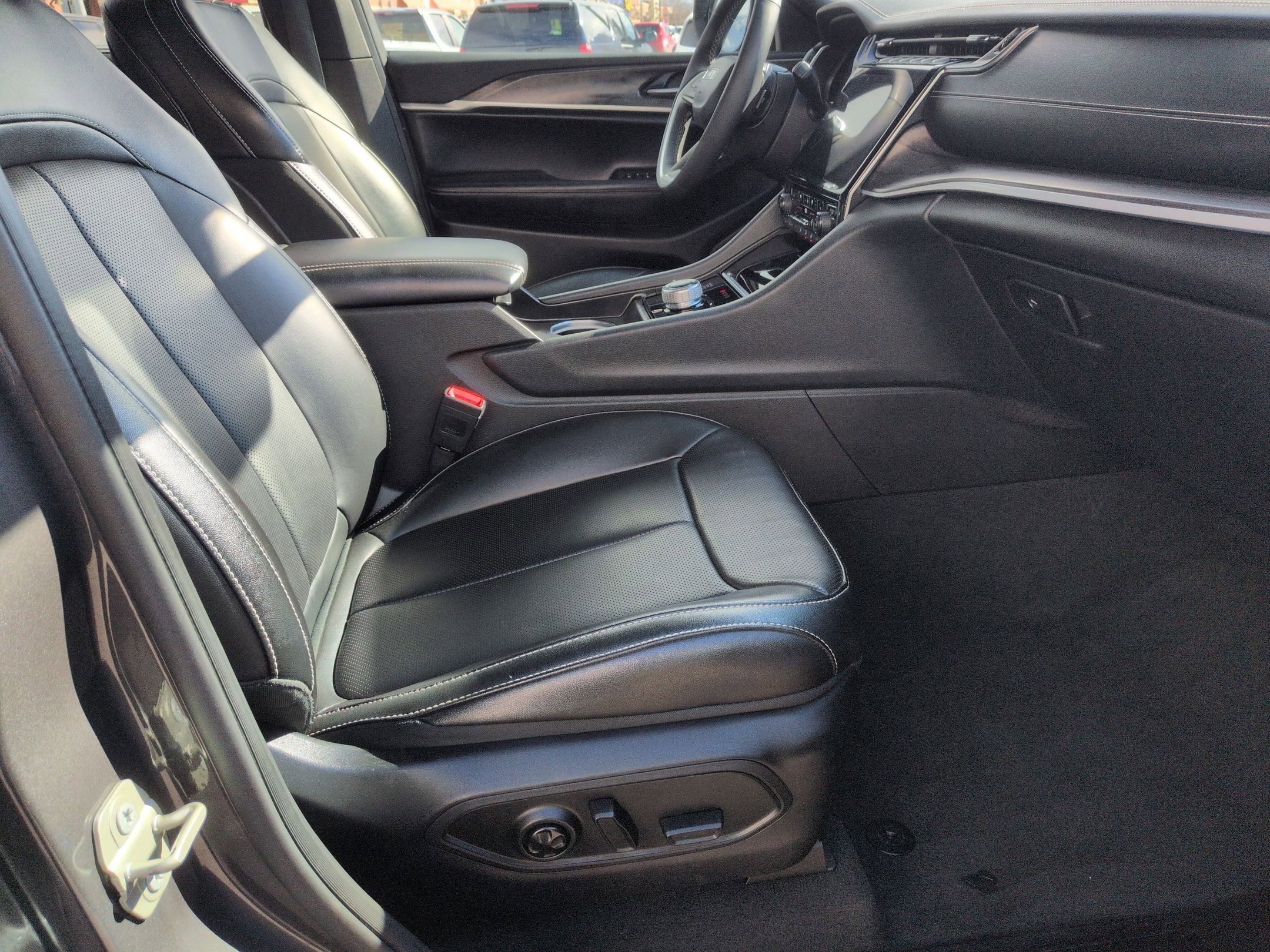 Used 2024 Jeep Grand Cherokee L Limited w/ Luxury Tech Group II image 35