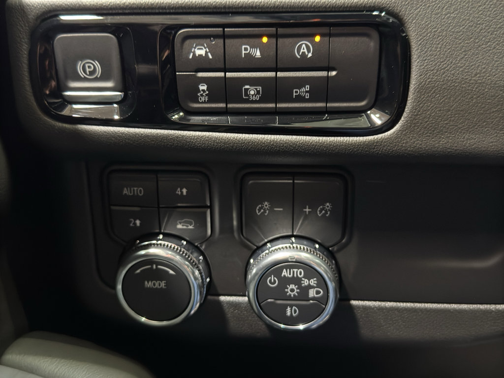 Used 2025 GMC Yukon XL Elevation w/ LPO, Elevation Black Package image 35