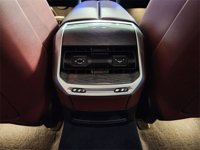 Used 2025 BMW 750e xDrive w/ Executive Package image 32