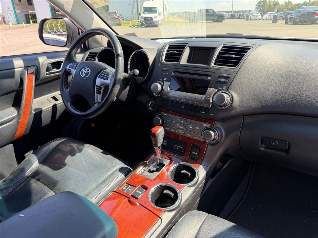 Used 2011 Toyota Highlander Limited w/ Tow Pkg AWD/4WD image 4
