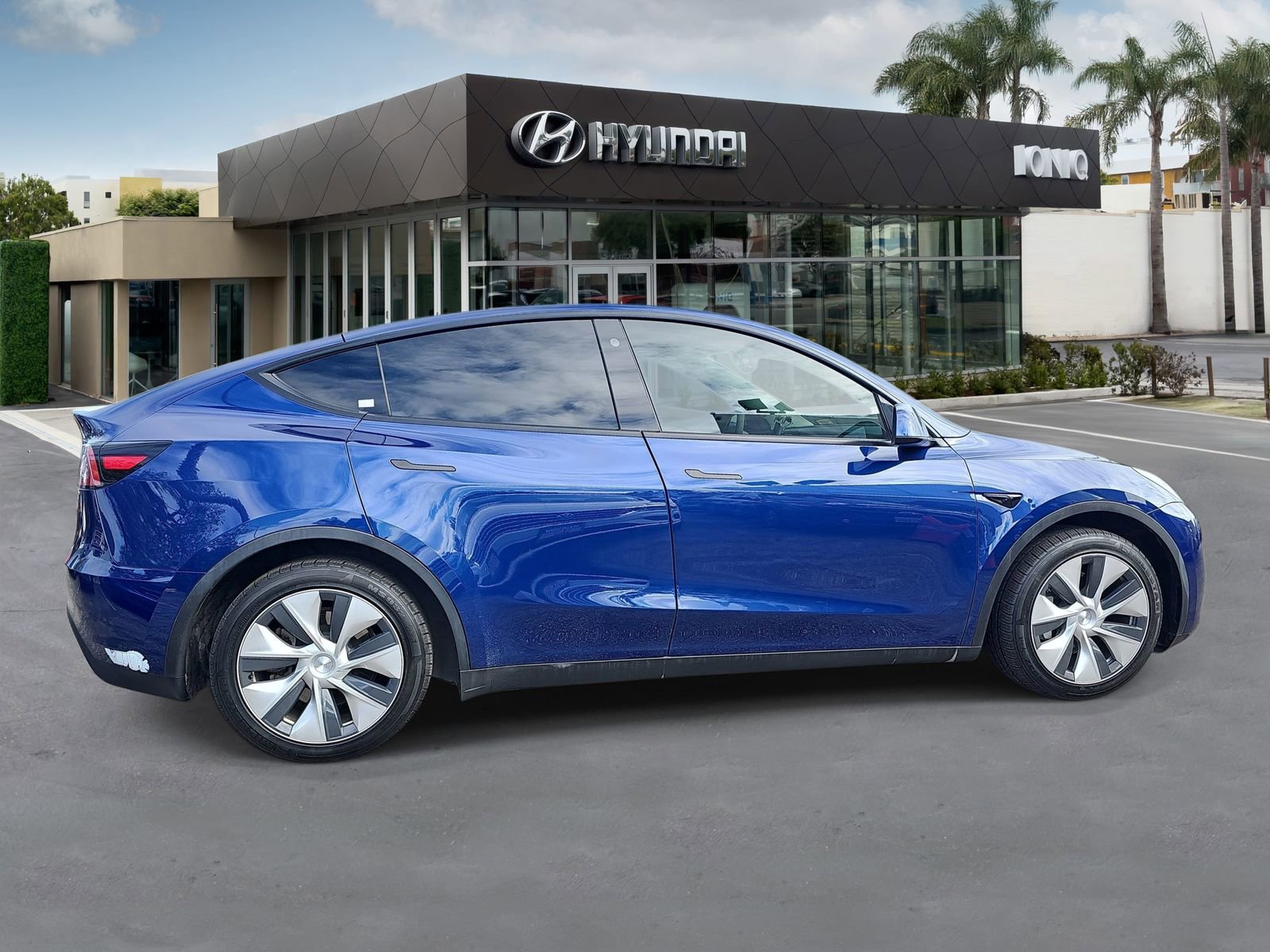 Used 2023 Tesla Model Y Long Range AWD/4WD image 2