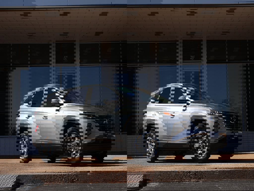 Certified 2024 Hyundai Tucson SE image 2