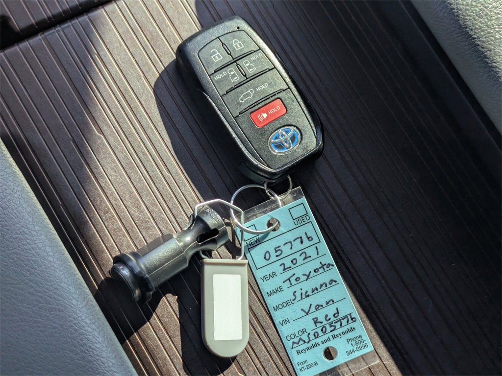 Used 2021 Toyota Sienna XLE w/ XLE Plus Package image 37