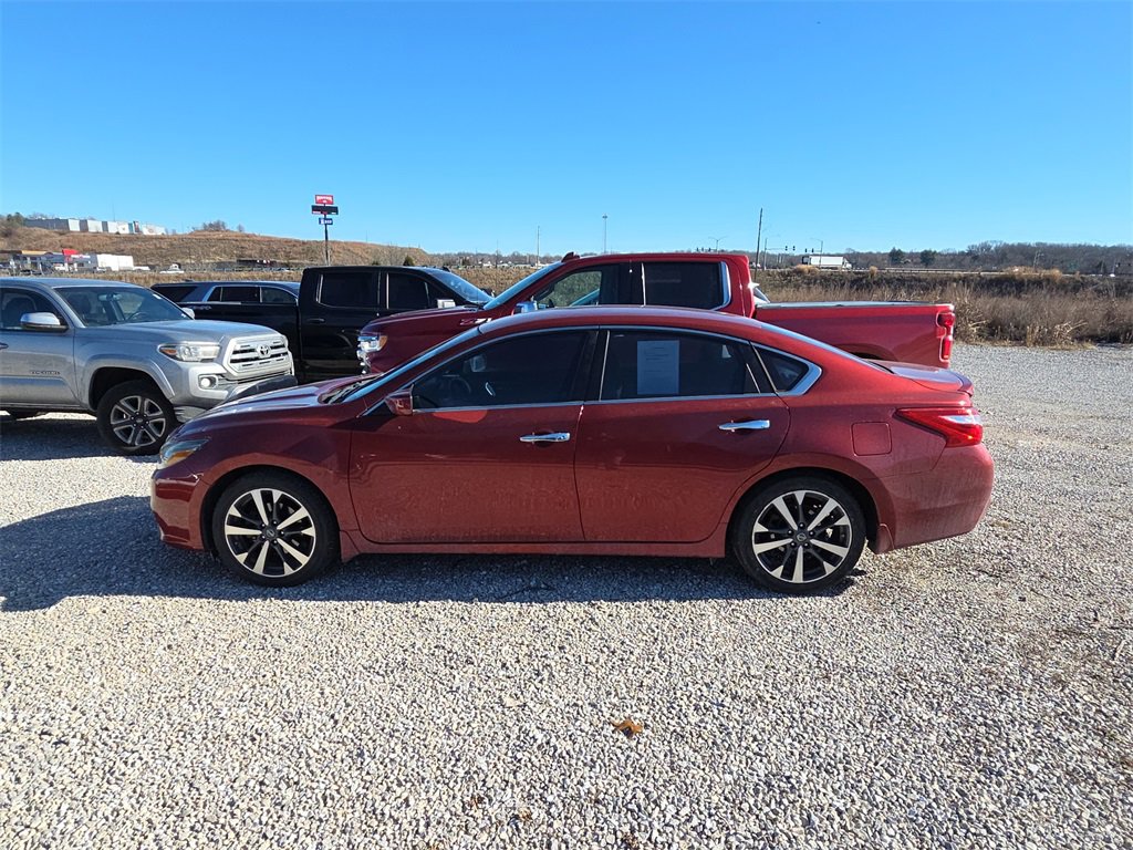 Used 2016 Nissan Altima 2.5 SR w/ Interior Lighting Package image 4
