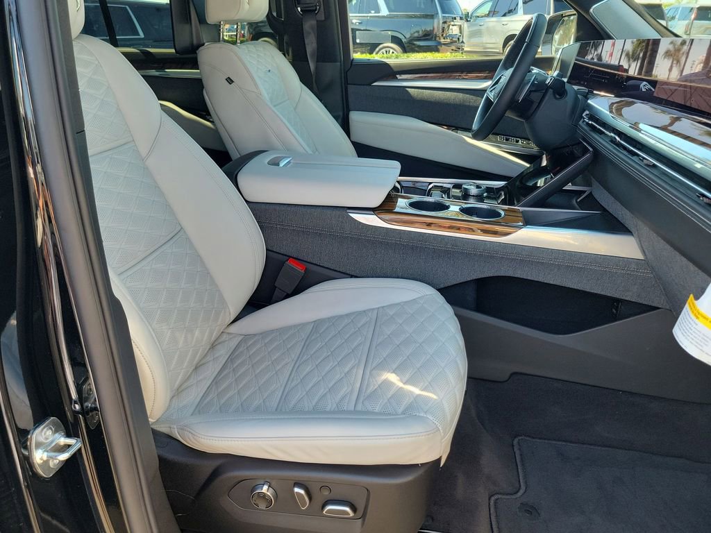 Used 2025 Cadillac Escalade ESV Sport Platinum image 28