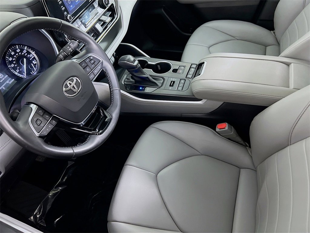 Used 2021 Toyota Highlander XLE image 21