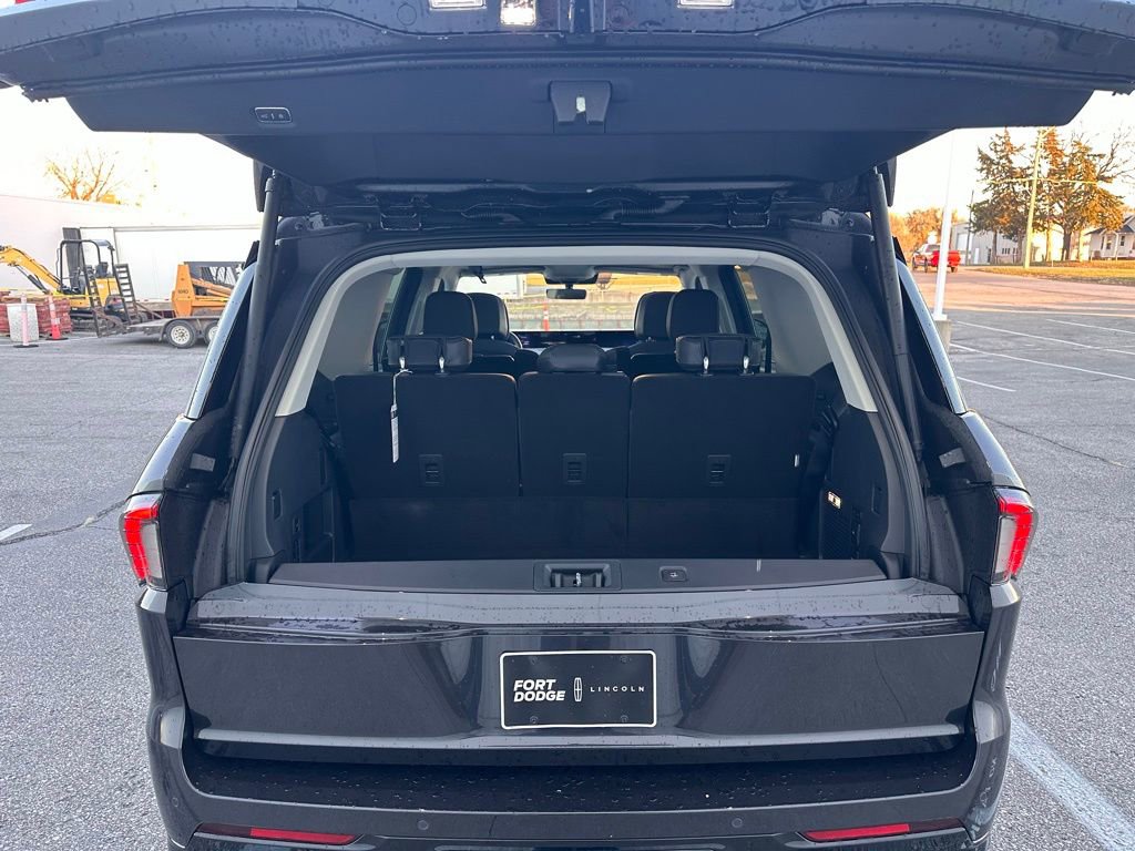 New 2025 Lincoln Navigator Reserve image 14