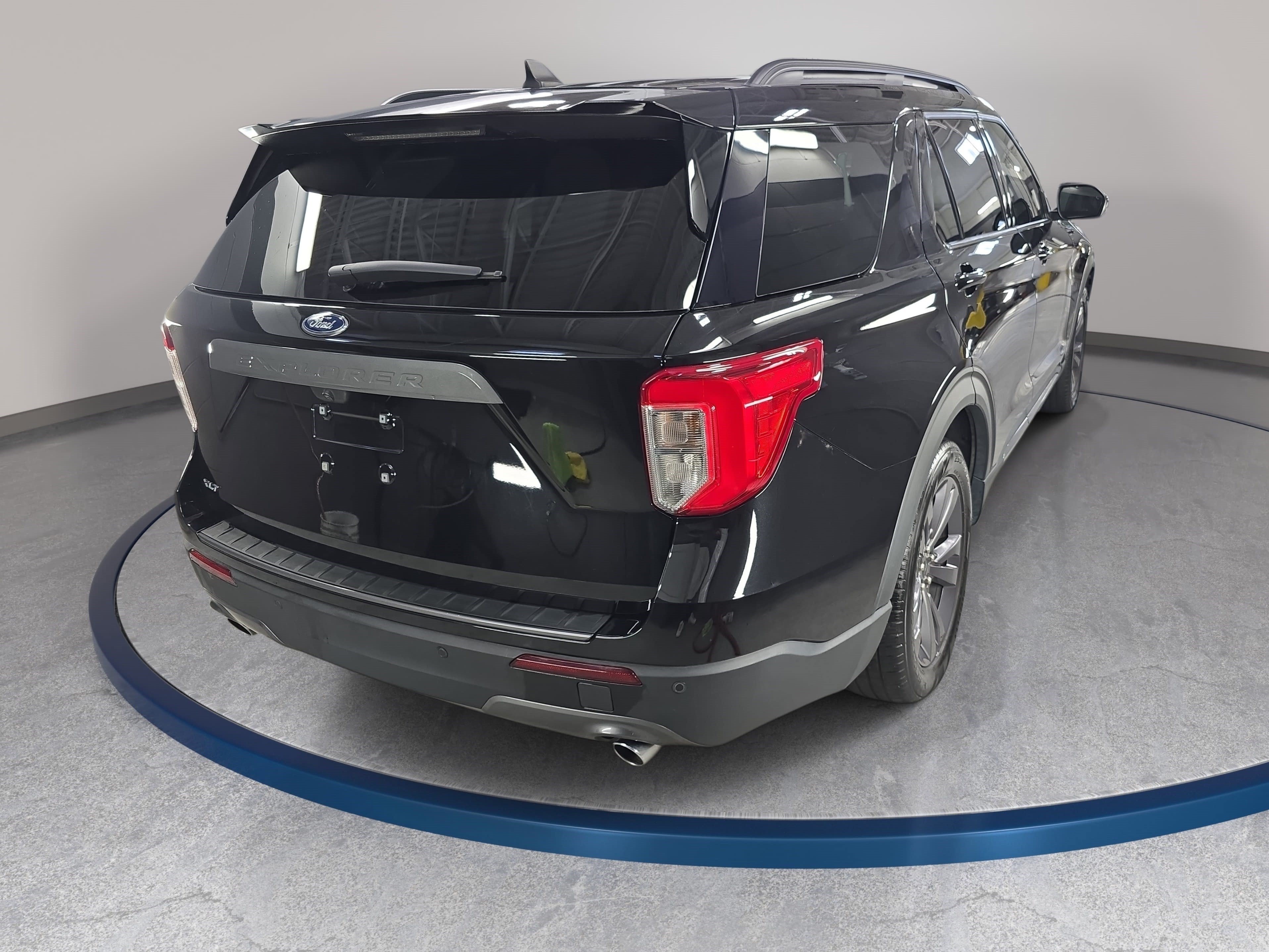Used 2023 Ford Explorer XLT w/ Equipment Group 202A RWD image 5