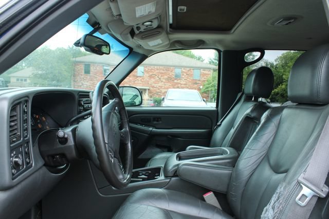 Used 2003 Chevrolet Avalanche 4x4 w/ Suspension Package, Off-Road image 12
