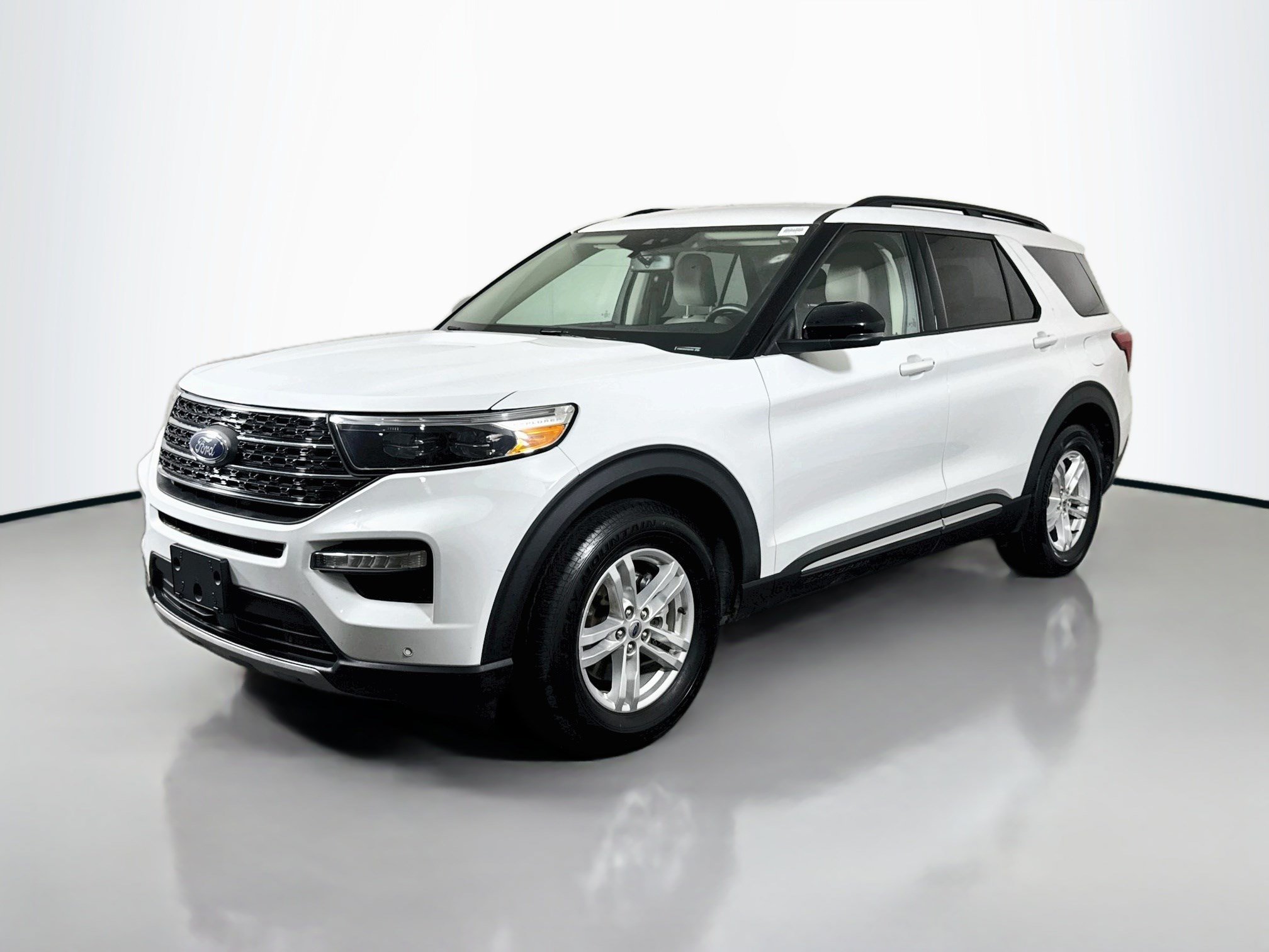Used 2023 Ford Explorer XLT w/ Equipment Group 202A RWD image 4