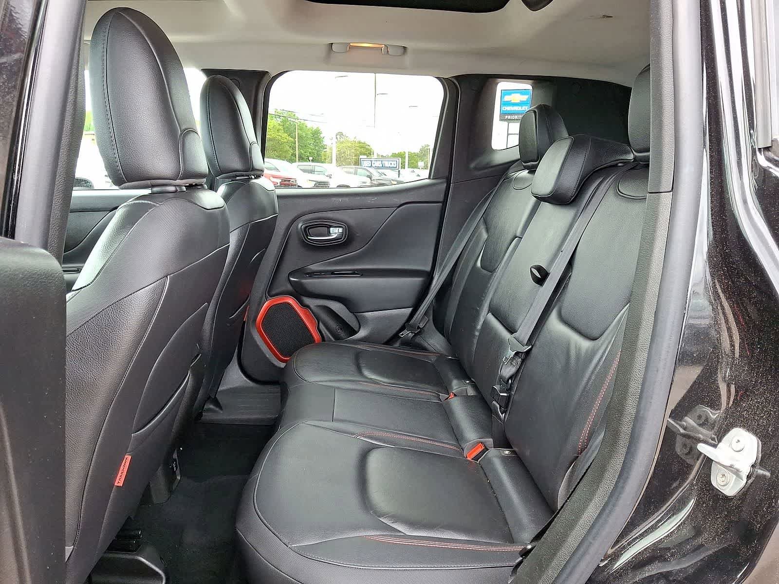 Used 2016 Jeep Renegade Trailhawk w/ Premium Trailhawk Package AWD/4WD image 29