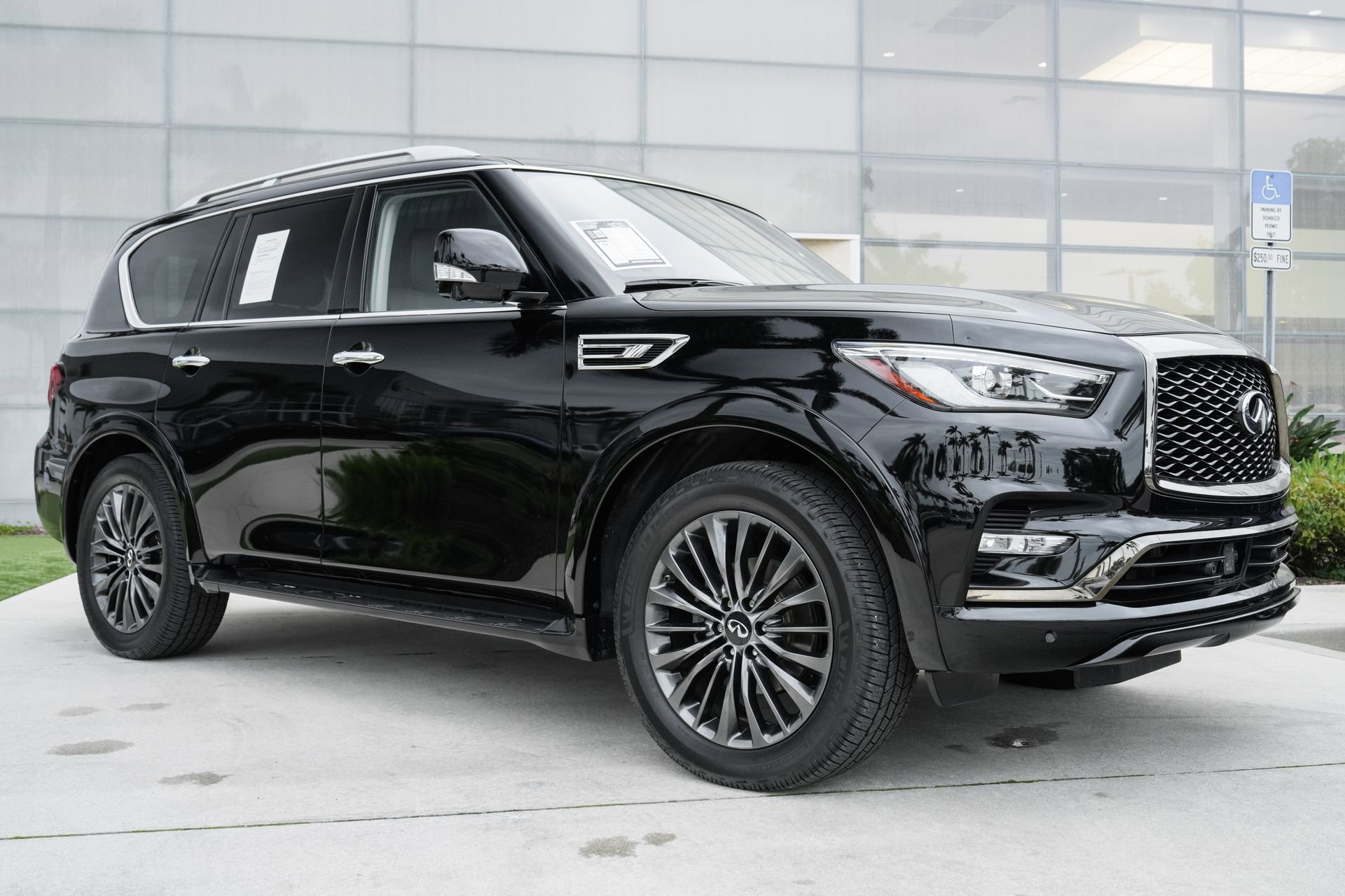 Used 2023 INFINITI QX80 Premium Select w/ Cargo Package image 4