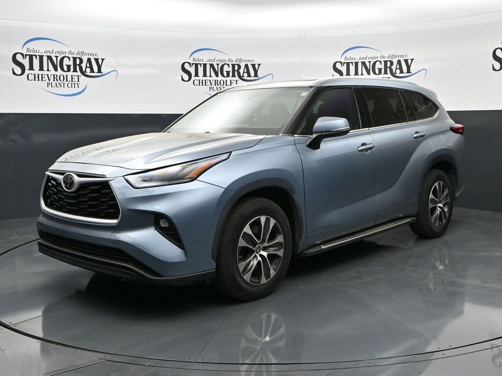 Used 2021 Toyota Highlander XLE image 3