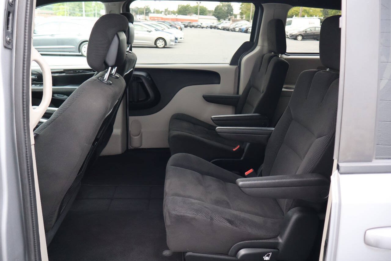 Used 2016 Dodge Grand Caravan SE FWD image 5