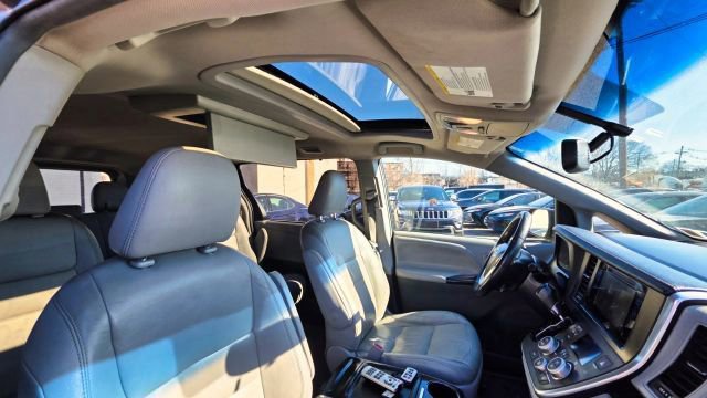 Used 2017 Toyota Sienna XLE Premium w/ Cargo Management Package image 40