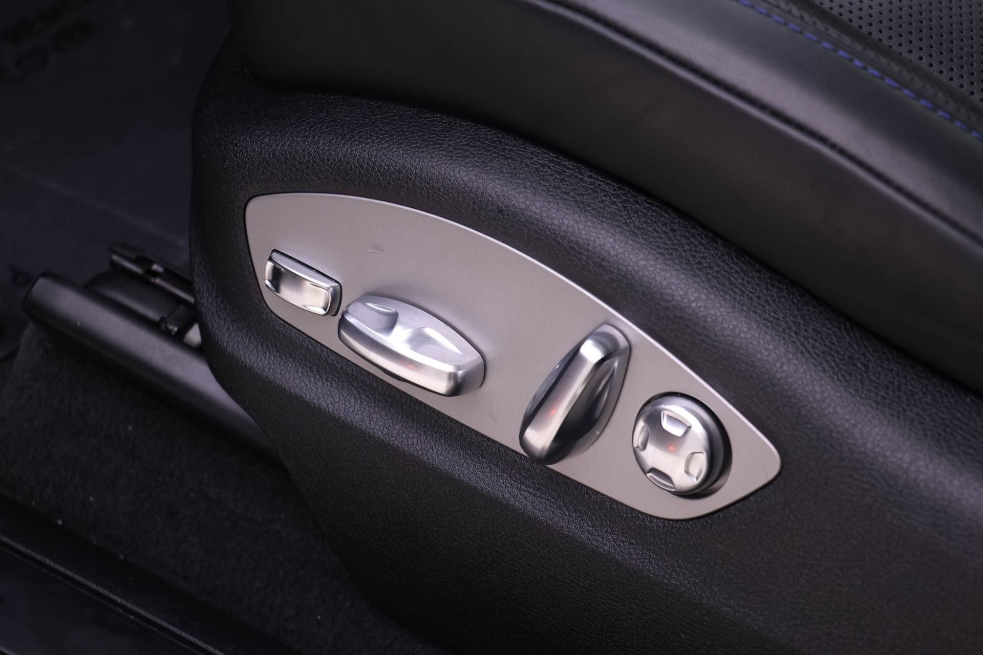 Used 2025 Porsche Macan AWD/4WD image 21