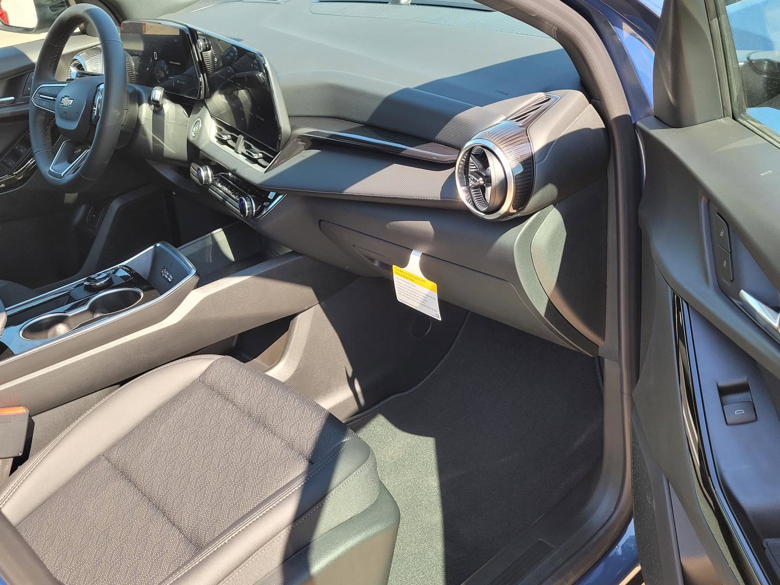 New 2027 Chevrolet Equinox LT w/ Convenience Package II FWD image 6