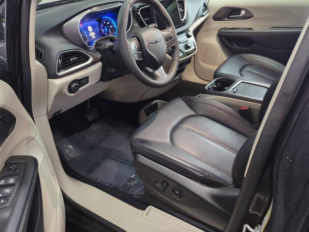 Used 2024 Chrysler Pacifica Touring-L image 32