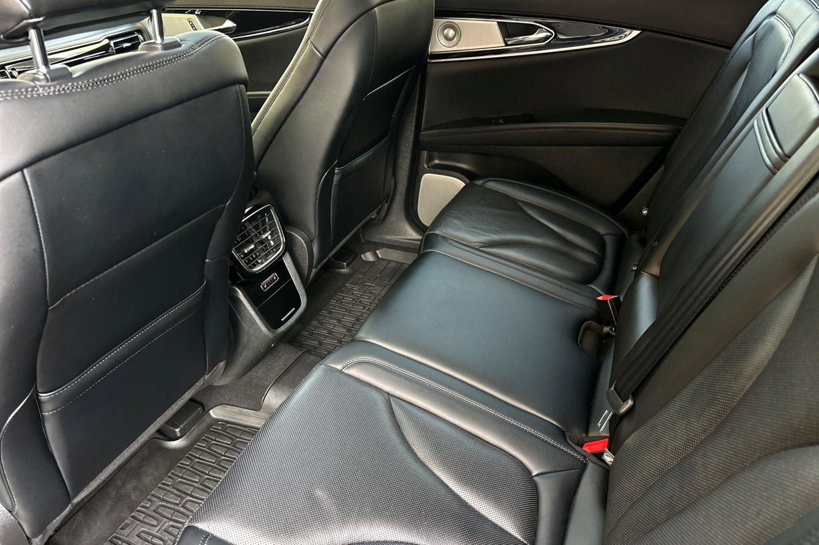 Used 2022 Lincoln Nautilus Reserve w/ Equipment Group 202A image 11