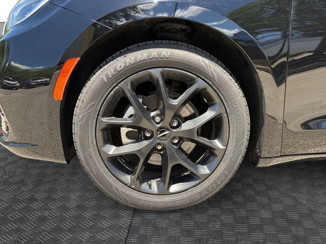 Used 2025 Chrysler Pacifica Limited FWD image 13