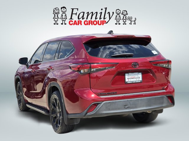 Used 2022 Toyota Highlander LE FWD image 3