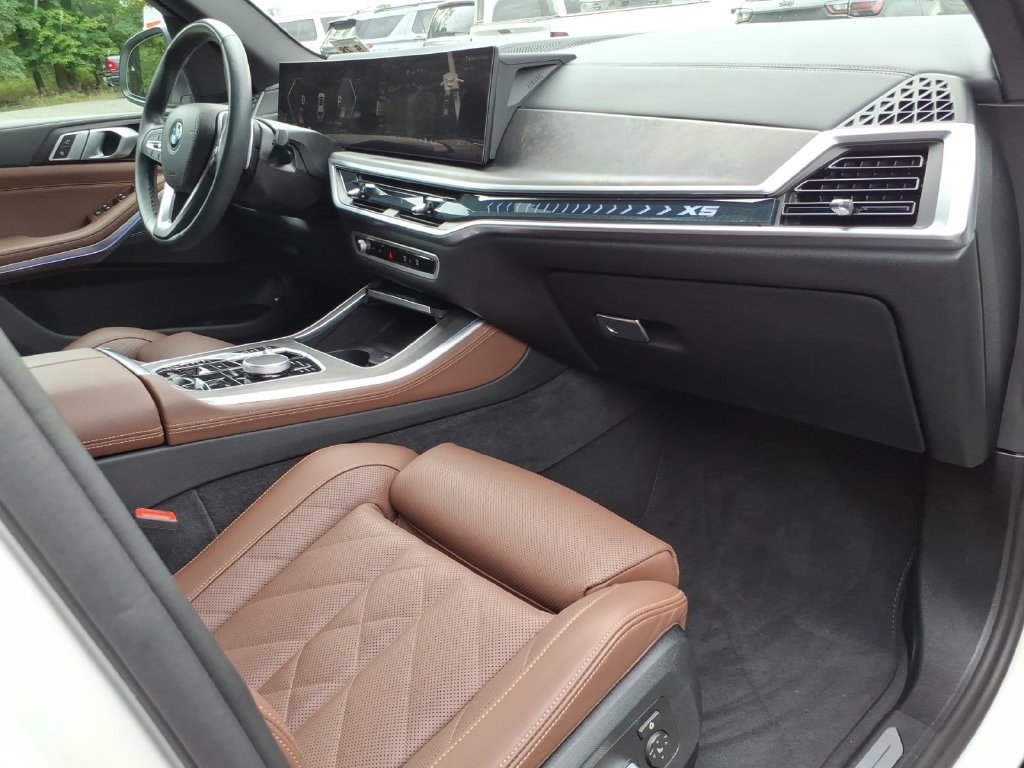 Used 2025 BMW X5 xDrive50e AWD/4WD image 9