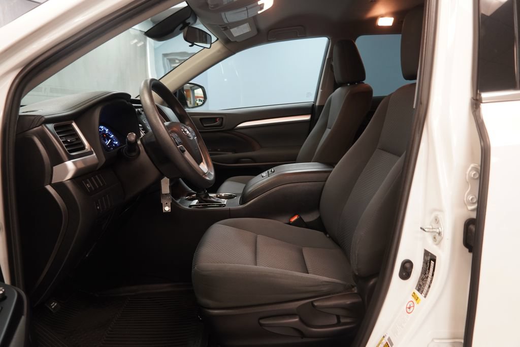 Used 2019 Toyota Highlander LE AWD/4WD image 5