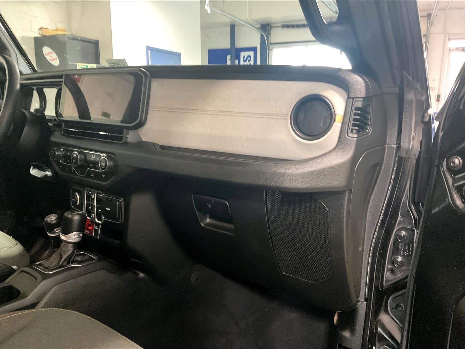 Used 2024 Jeep Wrangler Unlimited AWD/4WD image 13