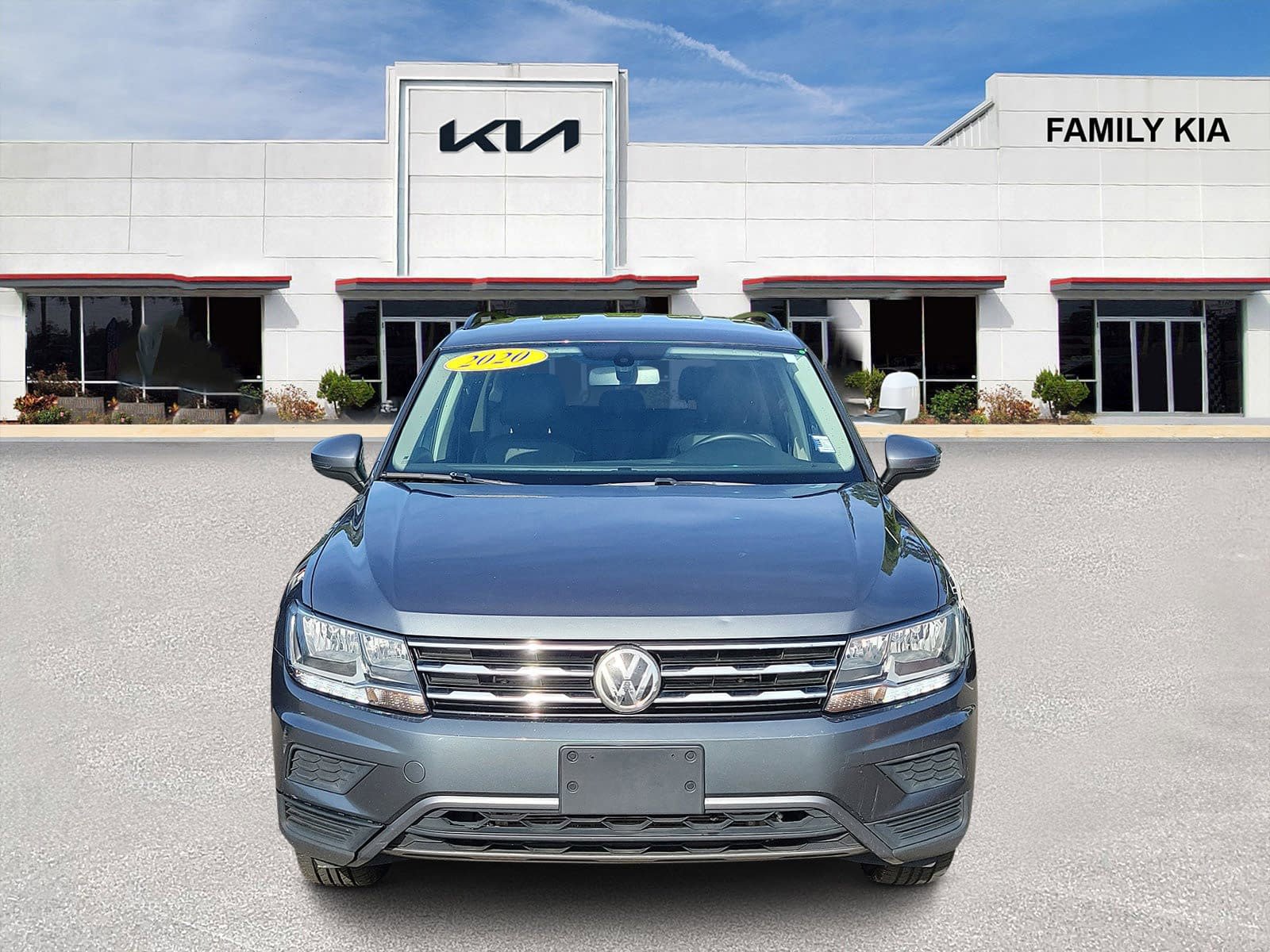 Used 2020 Volkswagen Tiguan SE image 2