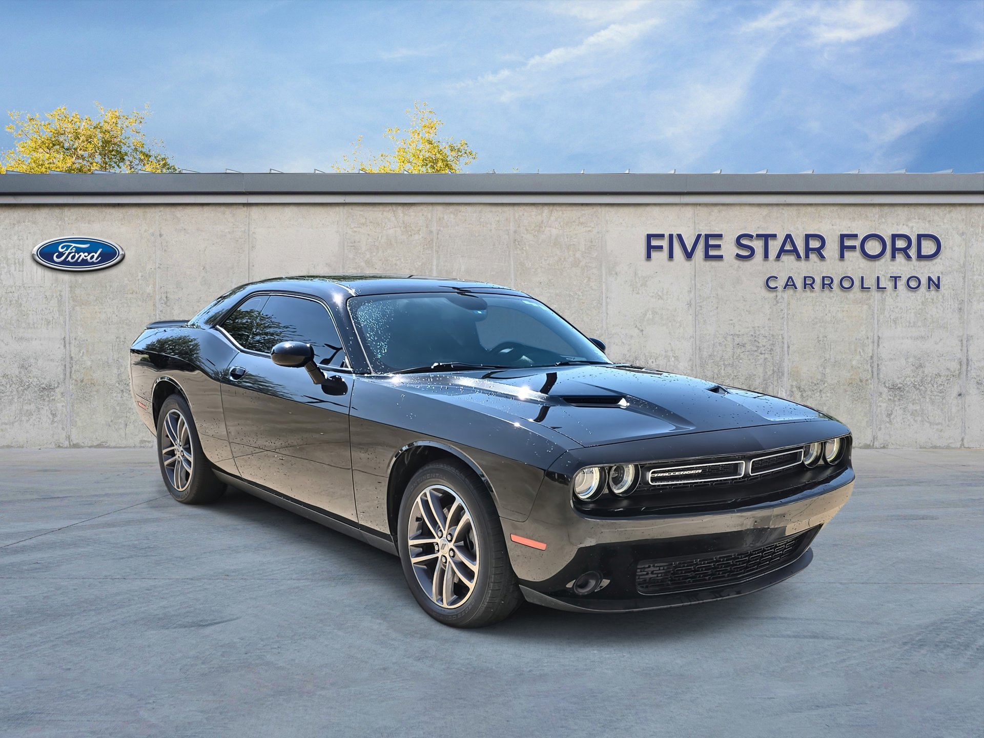 Used 2019 Dodge Challenger SXT image 1