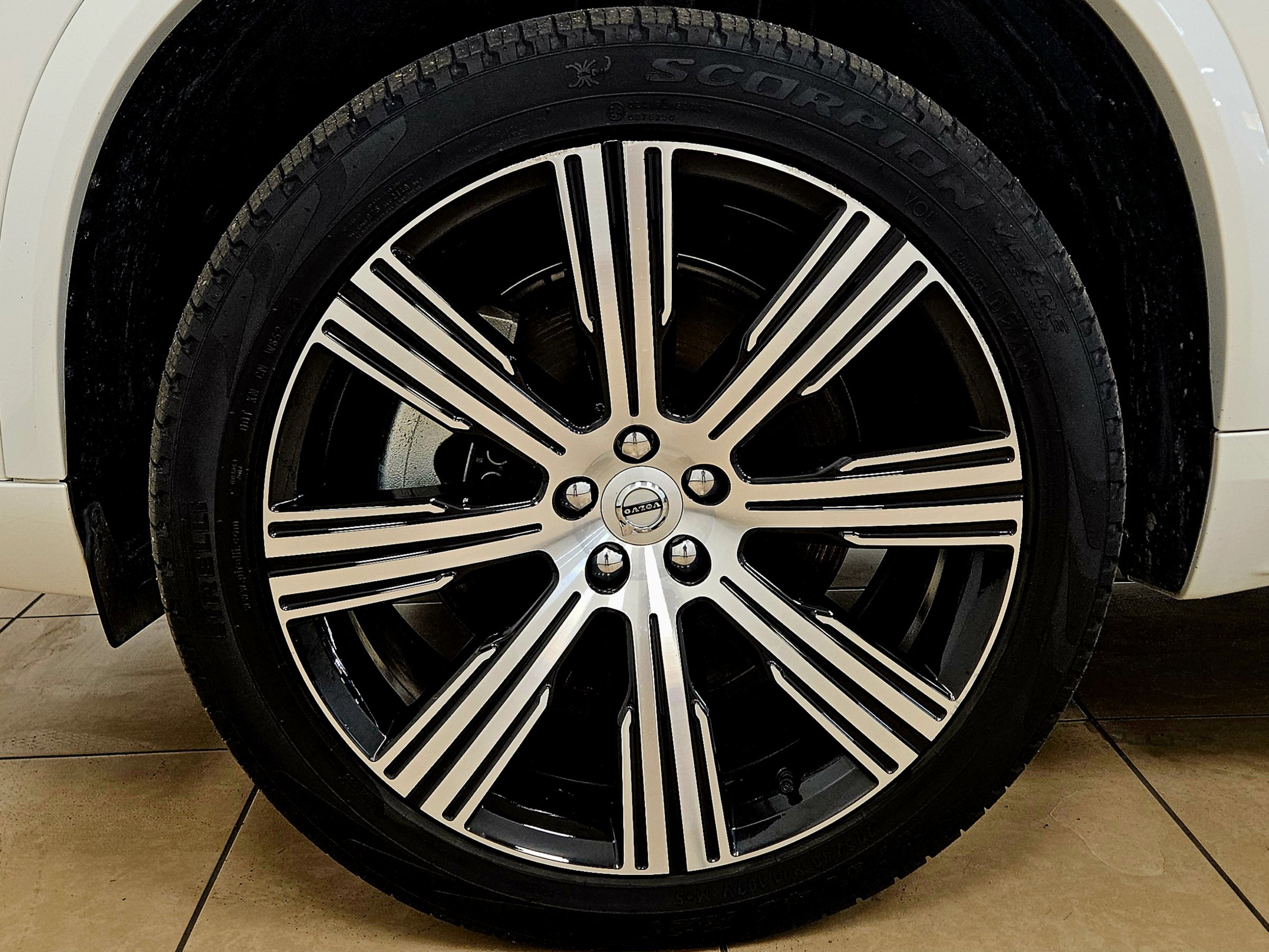 Used 2024 Volvo XC90 T8 Plus w/ Protection Package Premier image 40