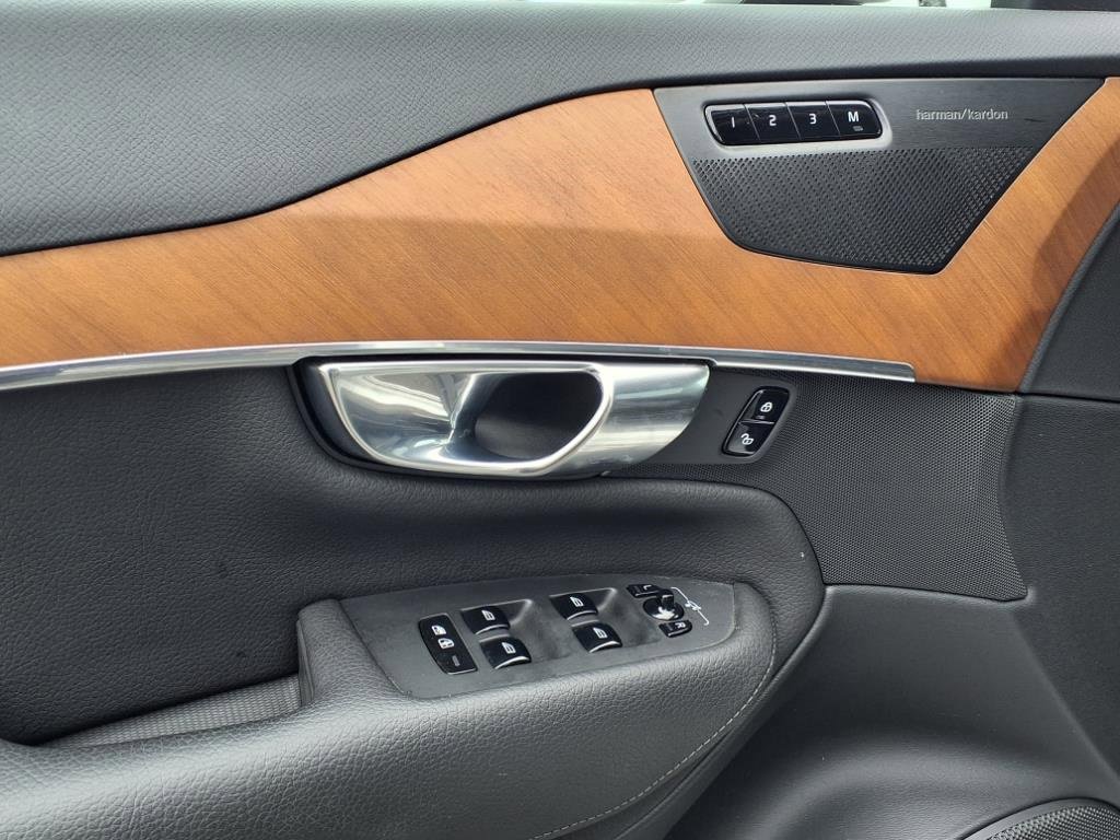 Used 2022 Volvo XC90 T6 Momentum image 4